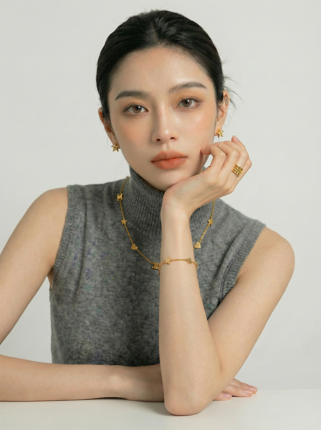 姿势18-撑脸放松-手链在桌面接触中露出