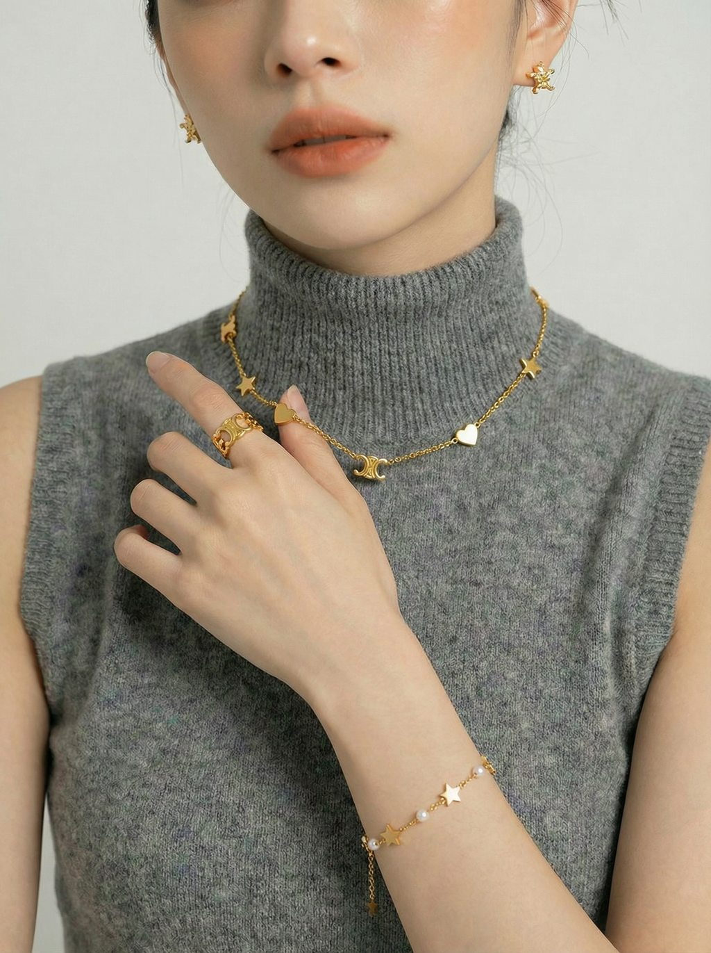 姿势2-手指触项链锁骨-手腕抬起展示手链