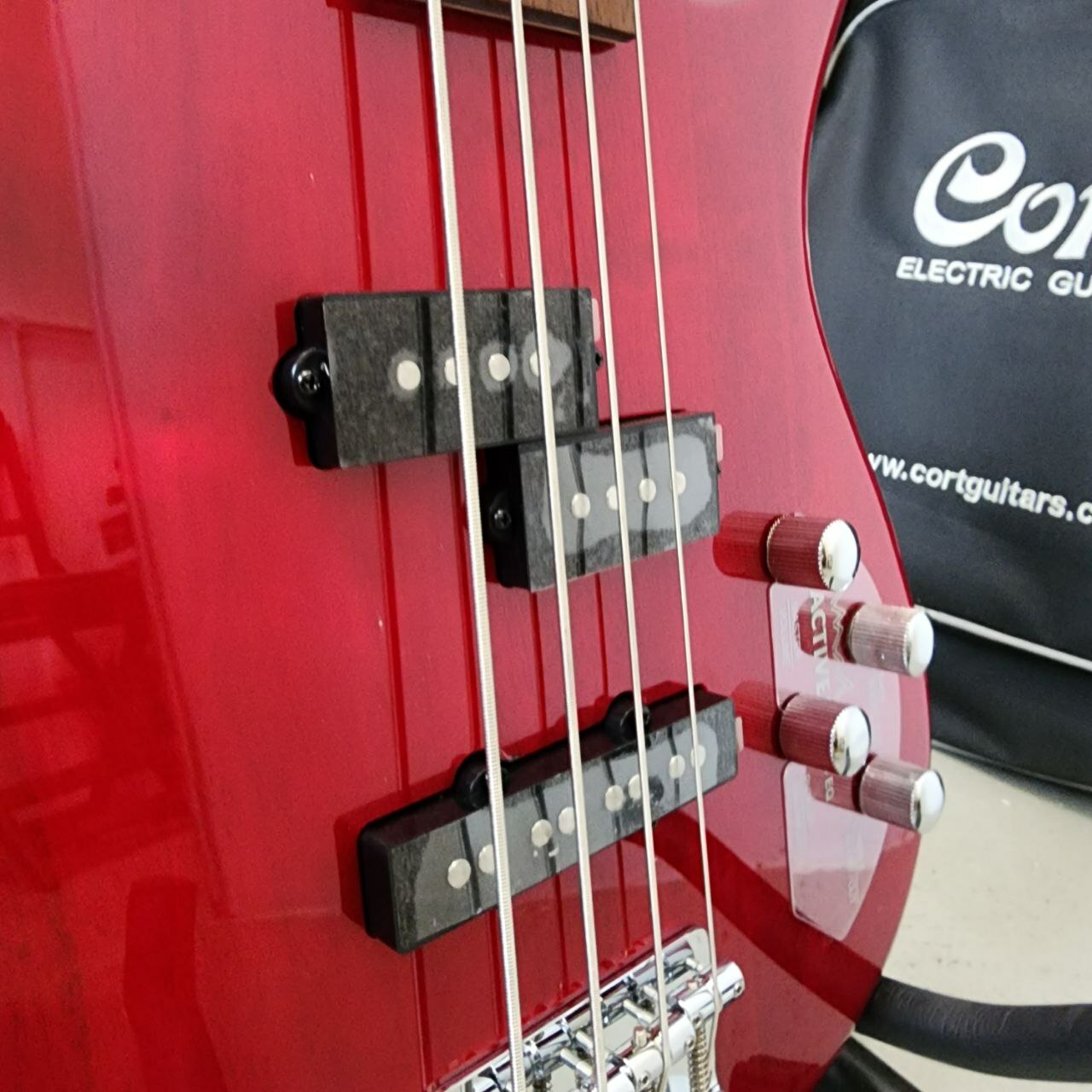 Cort Action Plus 4 strings Electric Bass Guitar Active Pick Up with Bag