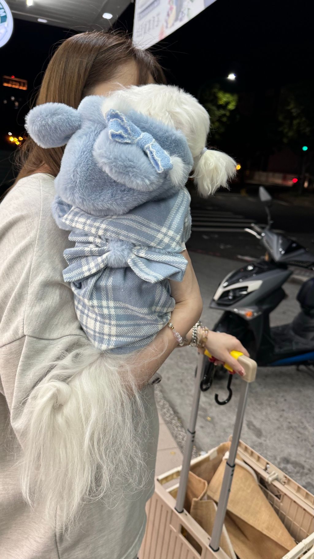 8BFEE611-75A2-4B7B-8500-56C49FDE833C