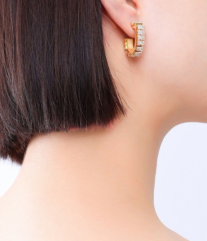 U diamond earring.jpg