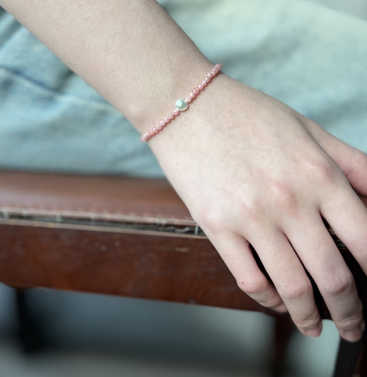 Matilda & Co. 手圍測量教學圖示：請使用軟尺或細線，於手腕關節與手掌之間自然貼合繞一圈測量。建議多量幾次取平均值，不要刻意拉緊。