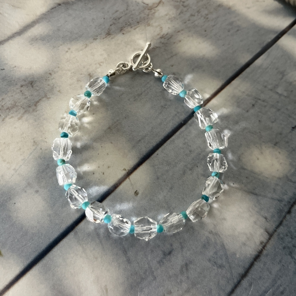 Matilda & Co. 天然鑽切白水晶手鍊，搭配亞利桑那綠松石與純銀OT扣設計，能清除堵塞的能量與提升專注力.