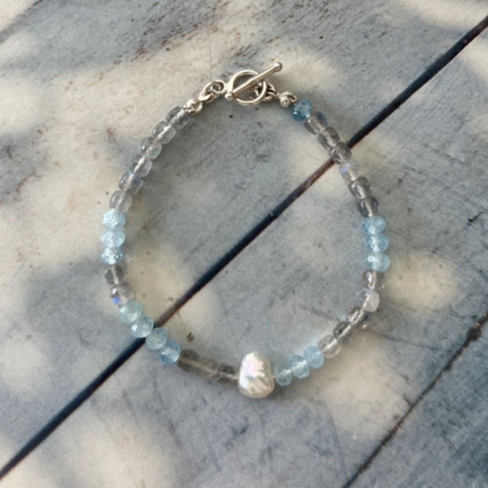 Matilda & Co. 拉長石、海藍寶與天然巴洛克珍珠925純銀手鍊，拉長石與海藍寶交錯，點綴一顆不規則巴洛克珍珠，搭配銀色OT扣，呈現閃耀光澤。