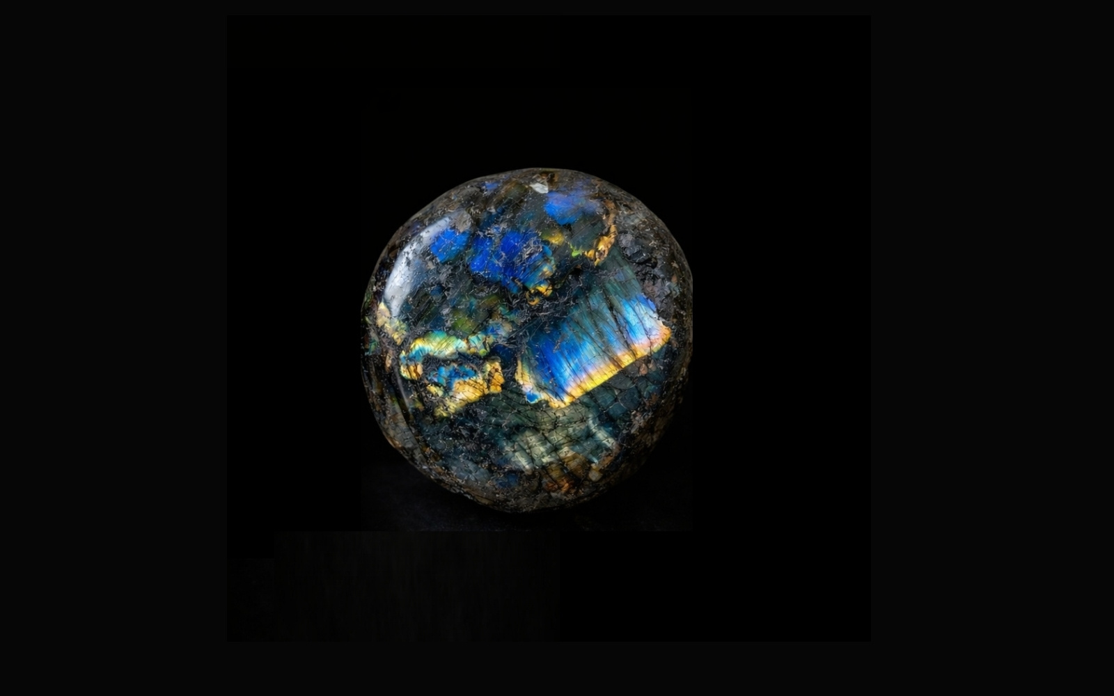 拉長石 (Labradorite) 功效與產地解析：喚醒直覺、驅散負能量的「北極光之石」   