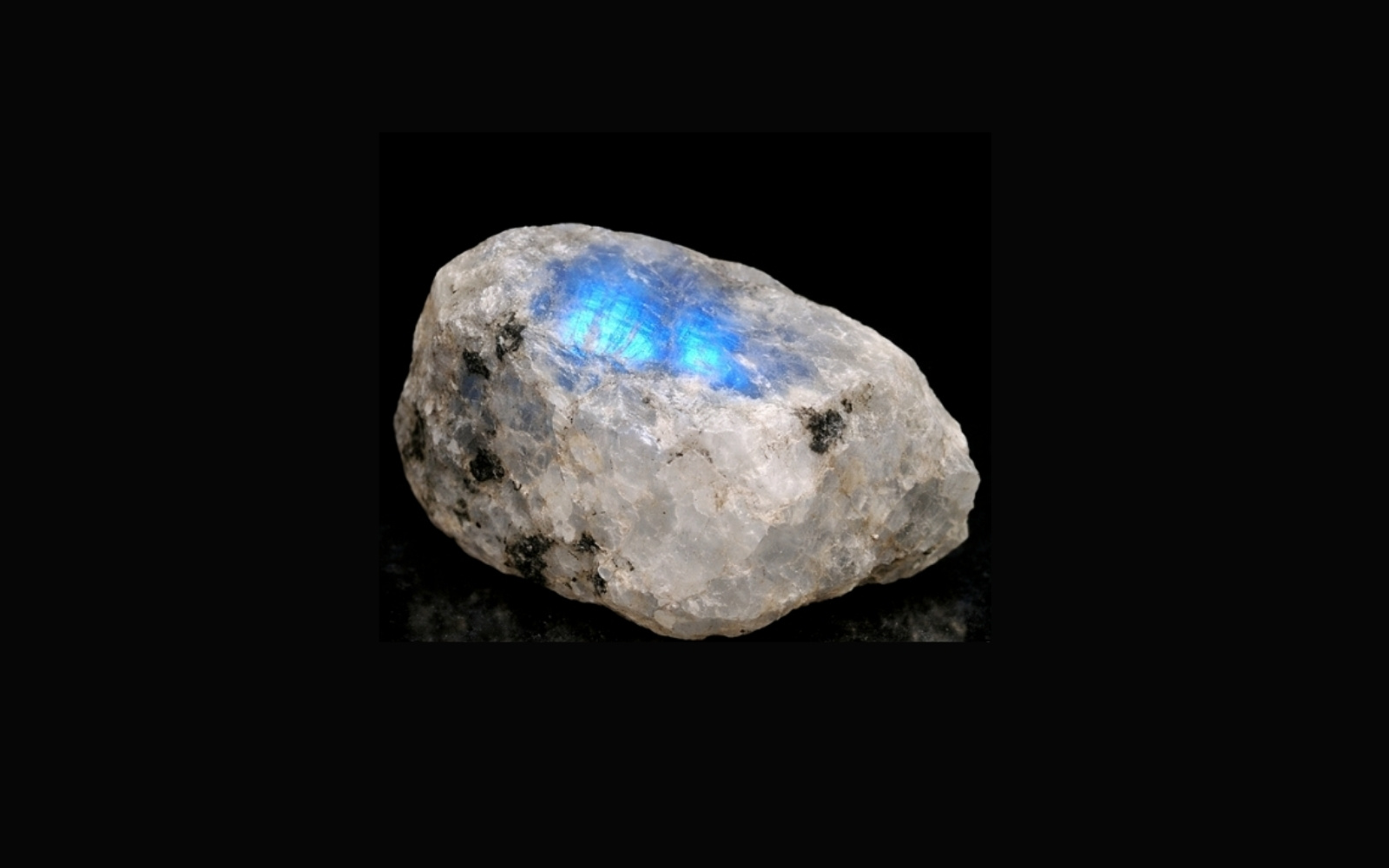 月光石 (Moonstone) 功效解析：撫平情緒、守護愛情的「戀人之石」
