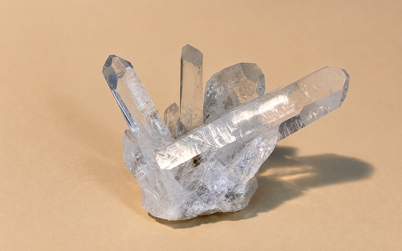 白水晶 (Clear Quartz) 功效解析：淨化能量、提升專注力的「水晶之王」   