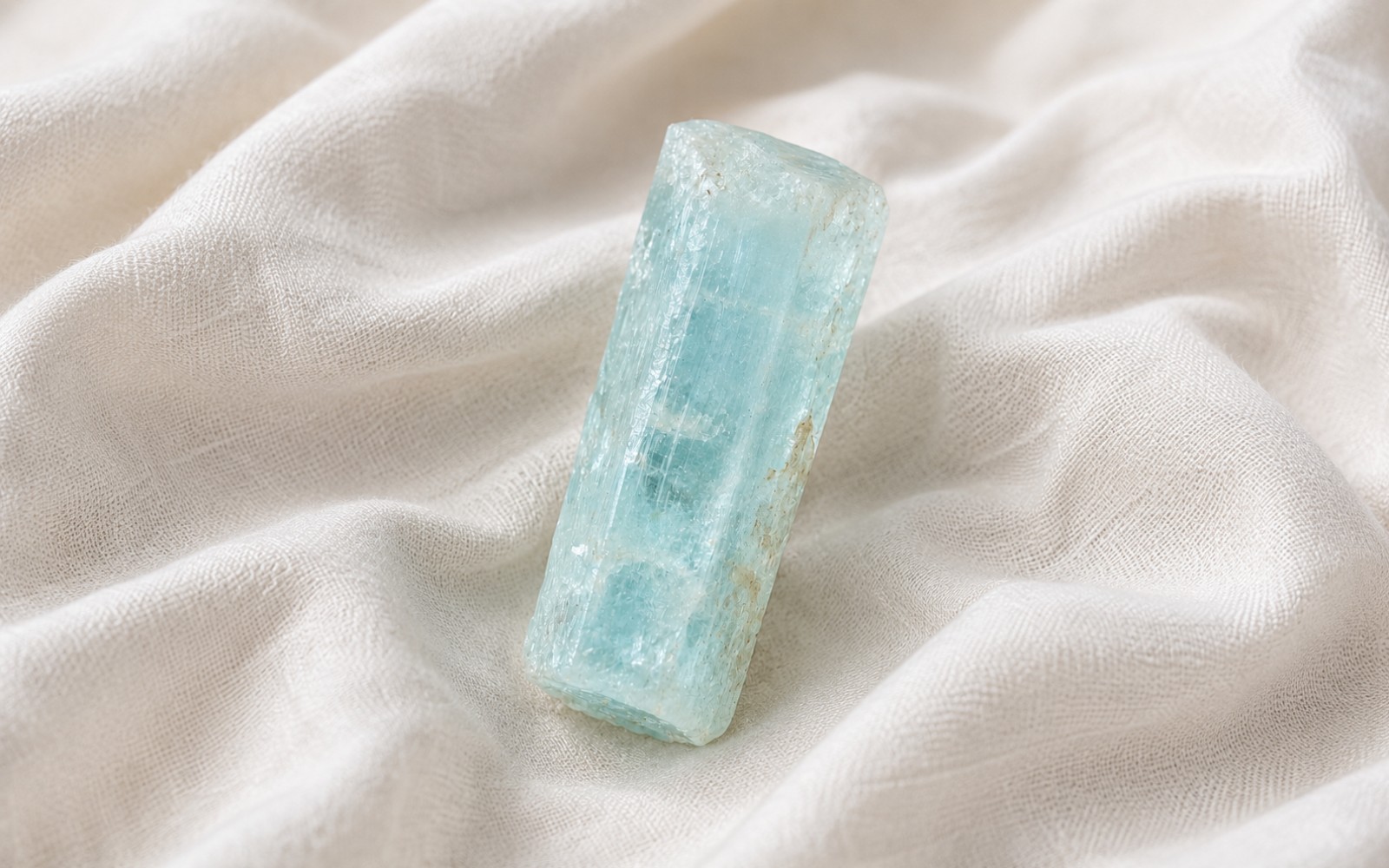海藍寶Aquamarine 功效解析：賦予勇氣與平靜的美人魚寶藏