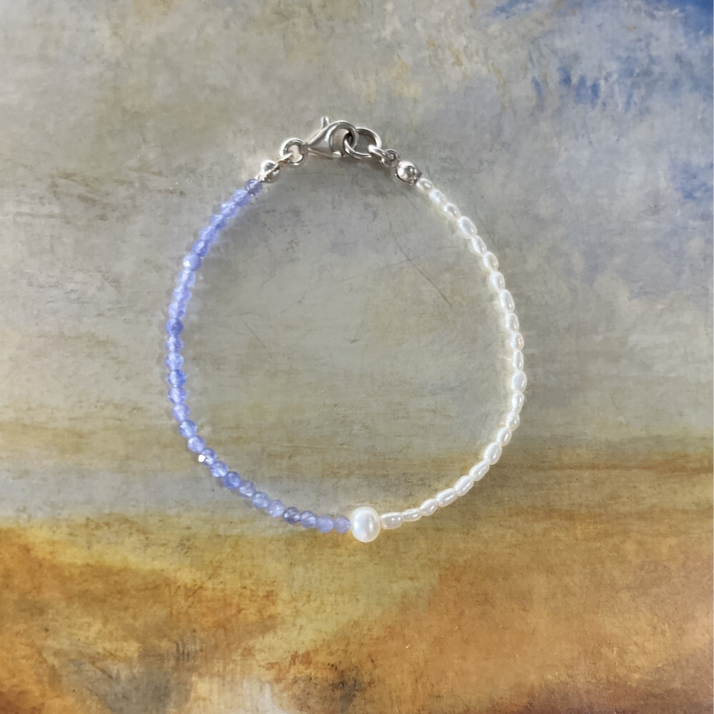 Matilda & Co. 輕珠寶, 一半是藍紫色天然鑽切坦桑石，一半是純潔的天然淡水米粒珍珠, 極細雙拼925銀手鍊