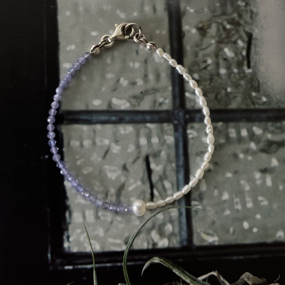 Matilda & Co. 散發平靜能量的細緻鑽切坦桑石與純白淡水米粒珍珠雙拼925純銀手鍊