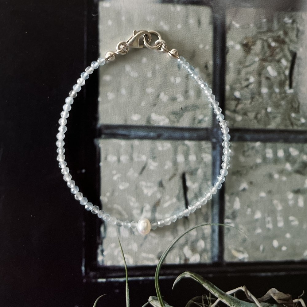 Matilda & Co. 天然鑽切海藍寶與淡水珍珠細925銀手鍊，為你帶來海風般的平靜感受