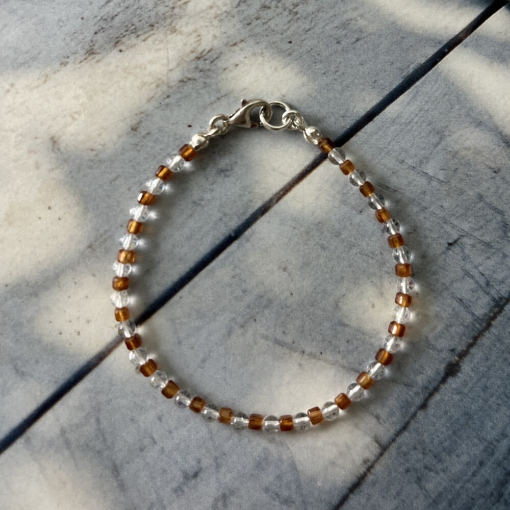 Matilda & Co.的Nadine 手鍊以橙紅石榴石與白水晶交錯排列，為你帶來勇氣與行動力