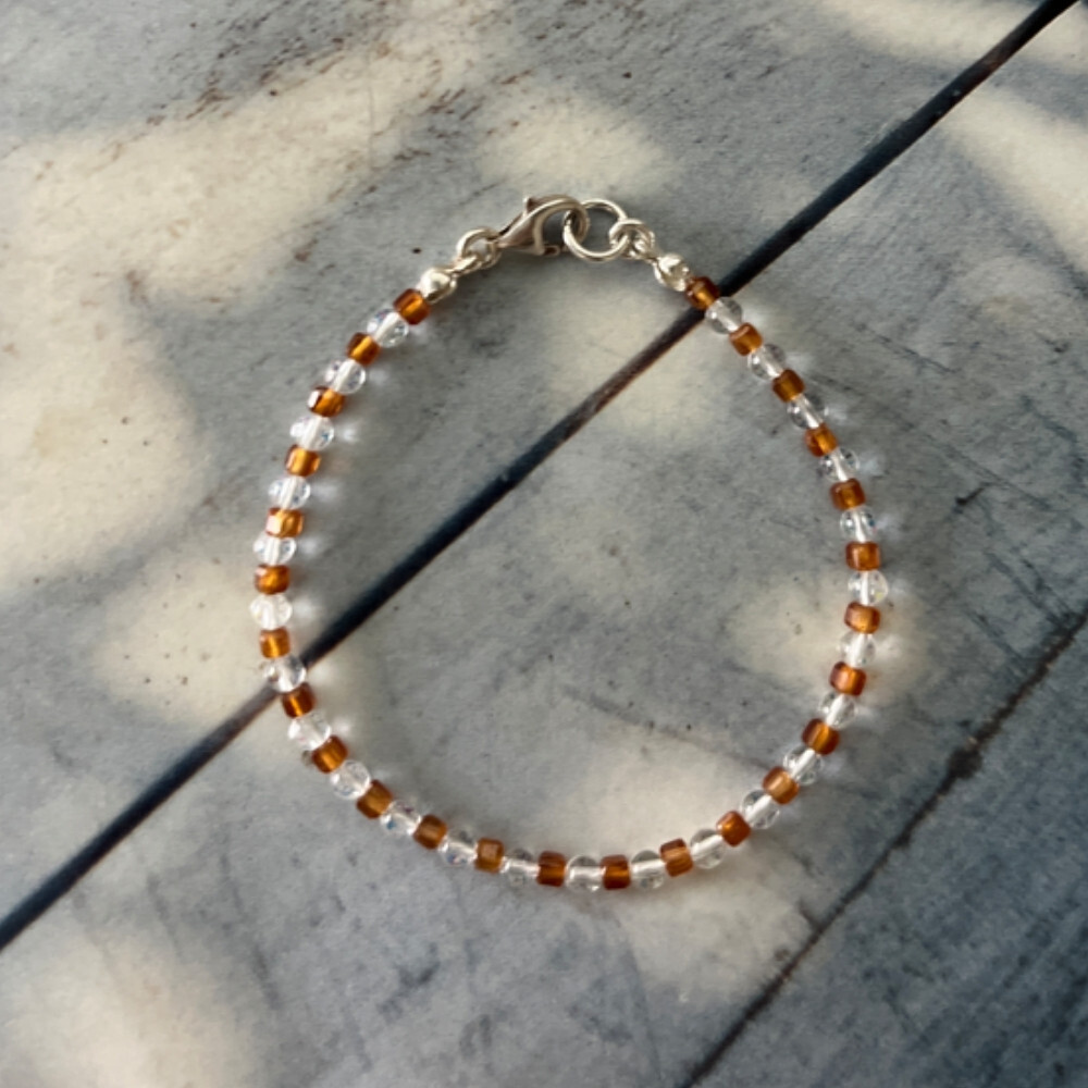 Matilda & Co. 的方塊橙紅石榴石與白水晶 925純銀手鍊 , 為你帶來熱情與行動力