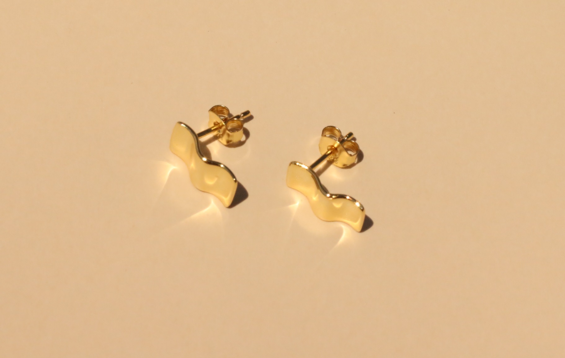 Matilda 925純銀耳釘-金色波浪1.JPG