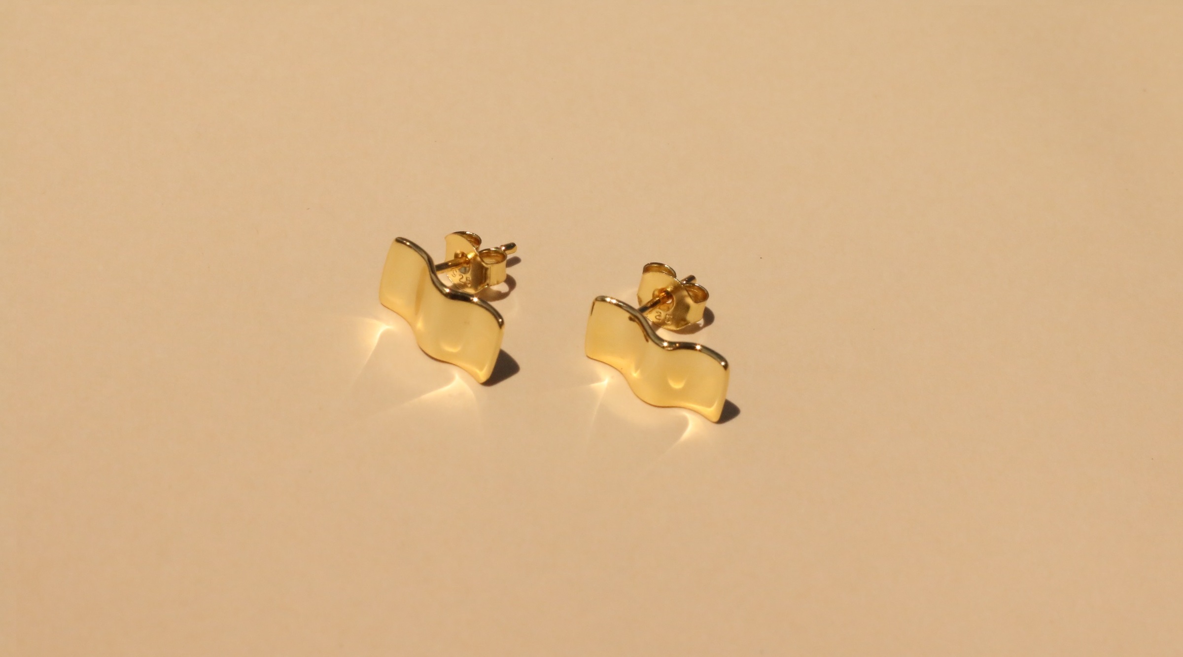 Matilda 925純銀耳釘-金色波浪3.JPG