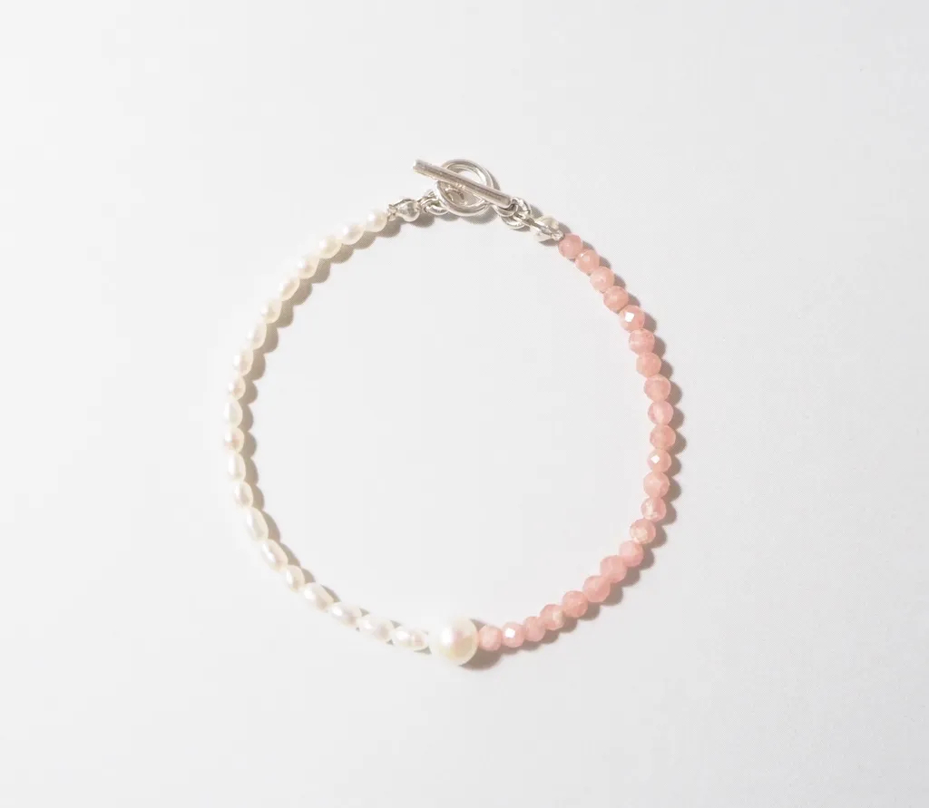 Amara紅紋石手鍊，搭配天然珍珠與銀飾，柔和粉色調展現愛與療癒能量