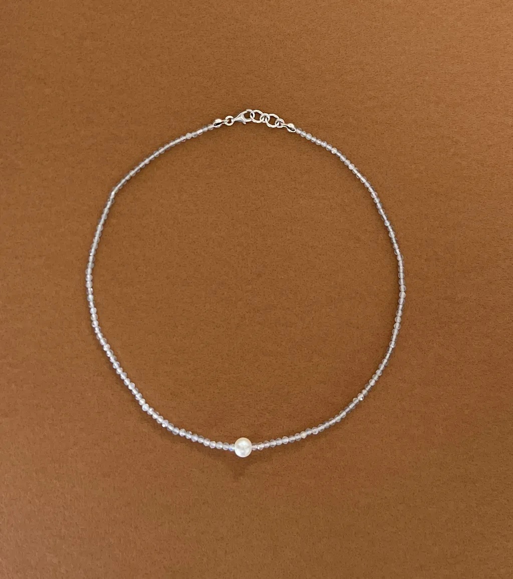 Celia極細拉長石項鍊，中央點綴天然珍珠，簡約優雅帶有微光感
