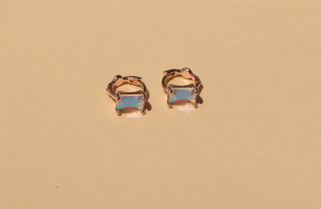 Claire玫瑰金鋯石耳環，不同角度細節