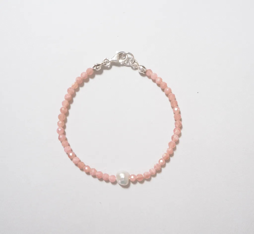 Colette紅紋石珍珠手鍊，由紅紋石與天然珍珠組成，帶有溫柔的風格