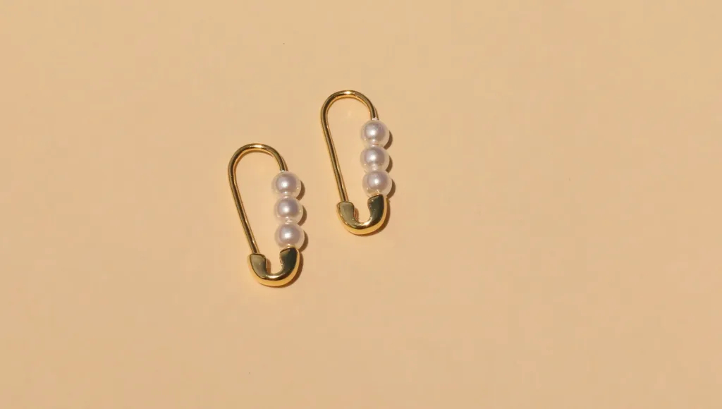 Élise金色珍珠安全別針耳釘，不同角度特寫