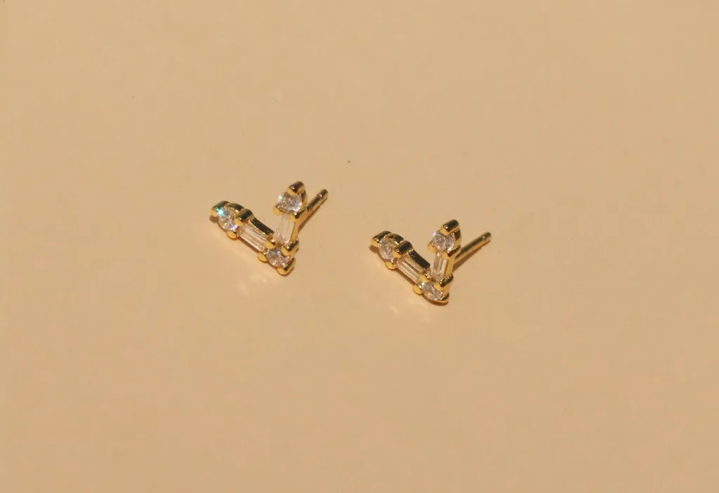 Valeri金色鋯石V形耳釘，極簡幾何設計，展現優雅與現代感