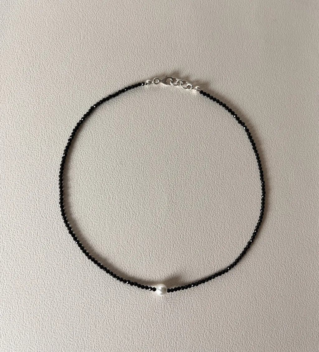 Énora黑色尖晶石珍珠項鍊，細緻閃耀的黑色尖晶石串珠與不規則白珍珠交織，極簡中帶有神祕個性