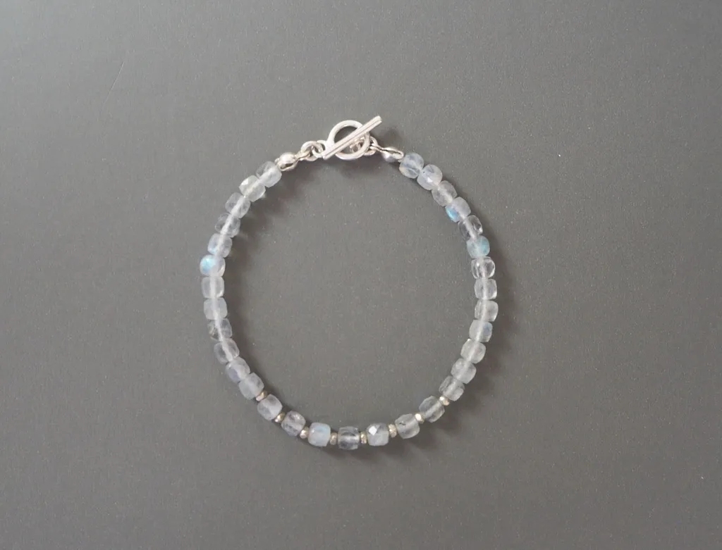 Esme簡約設計拉長石手鍊，不同背景特寫