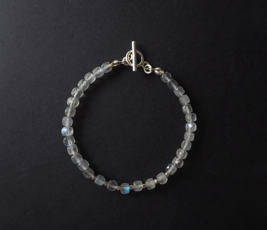 Esme簡約設計拉長石手鍊，天然灰藍色礦石散發溫柔藍光，搭配銀色扣環