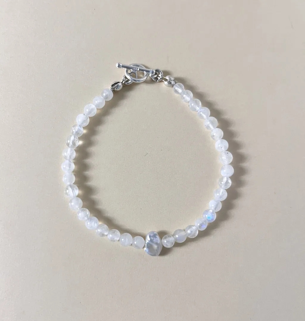 Isla月光石珍珠手鍊，閃爍藍光的月光石與巴洛克珍珠交錯，如月光下的潮汐般柔美清澈