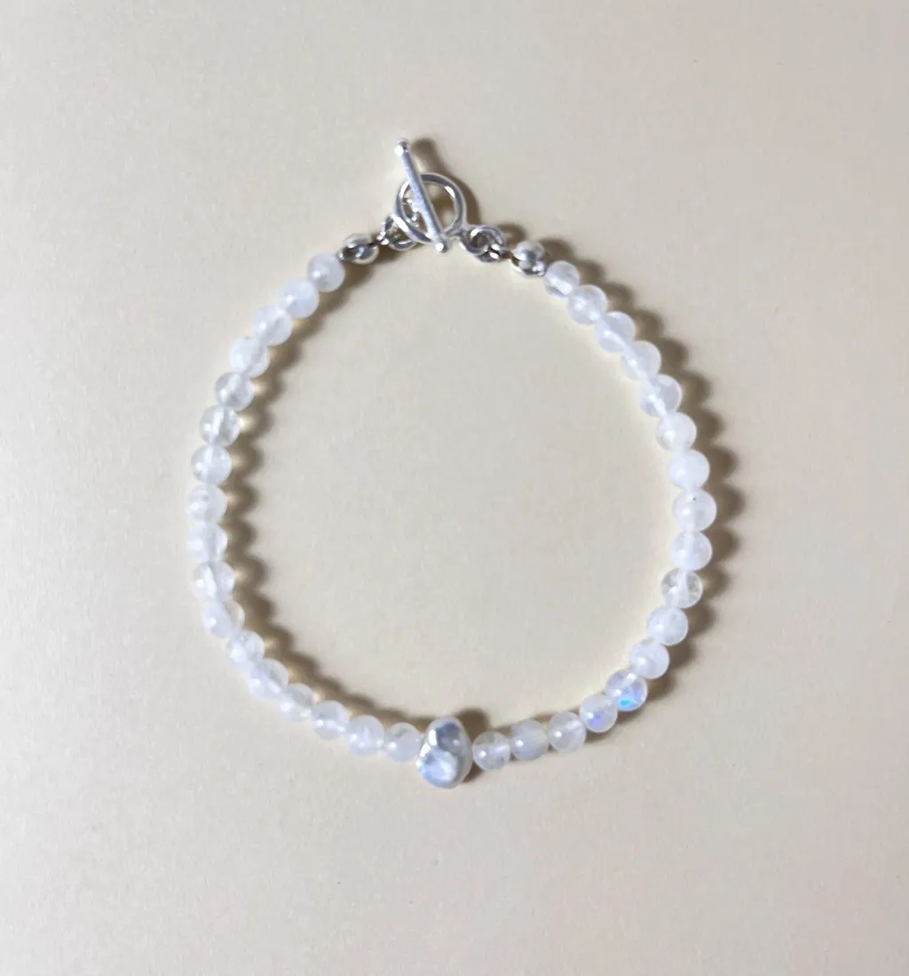 Isla月光石珍珠手鍊，近拍圖