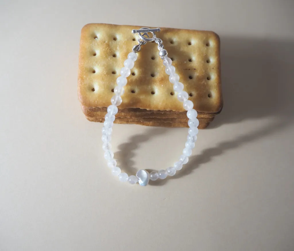 Isla月光石與巴洛克珍珠手鍊，閃耀著潔白的光輝