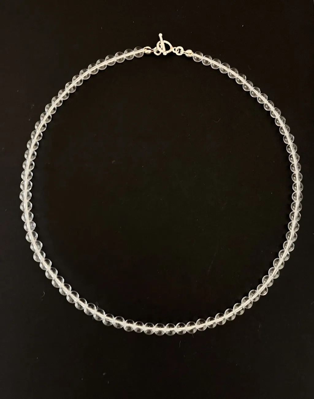 Lucie白水晶項鍊，由晶瑩剔透的白水晶珠串成，簡約純淨，散發出清透的能量感