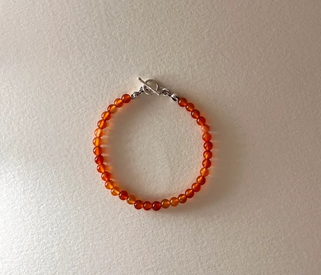 Lucienne紅玉髓手鍊，散發著溫暖的橙紅色光澤