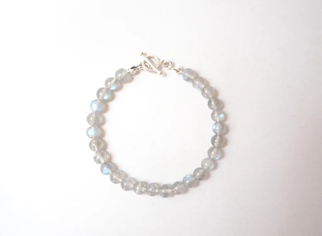 Nyra藍光拉長石手鍊，選用細緻圓珠呈現柔和藍光，極簡而神秘