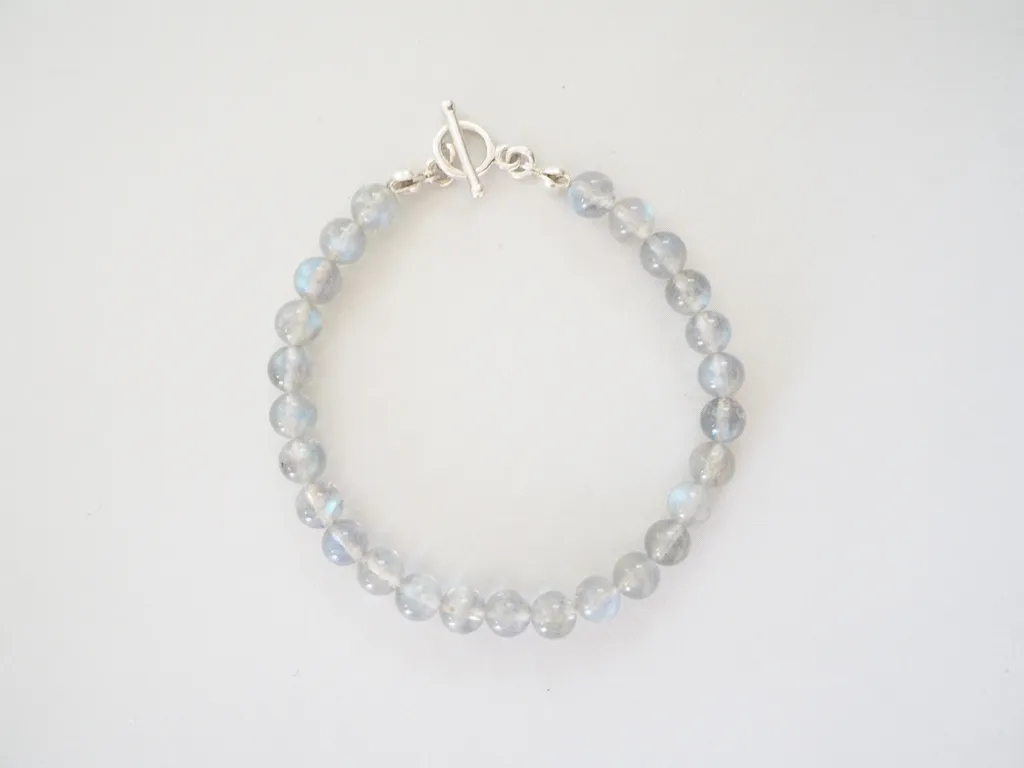 Nyra藍光拉長石手鍊，如月夜水面映照著藍色光芒