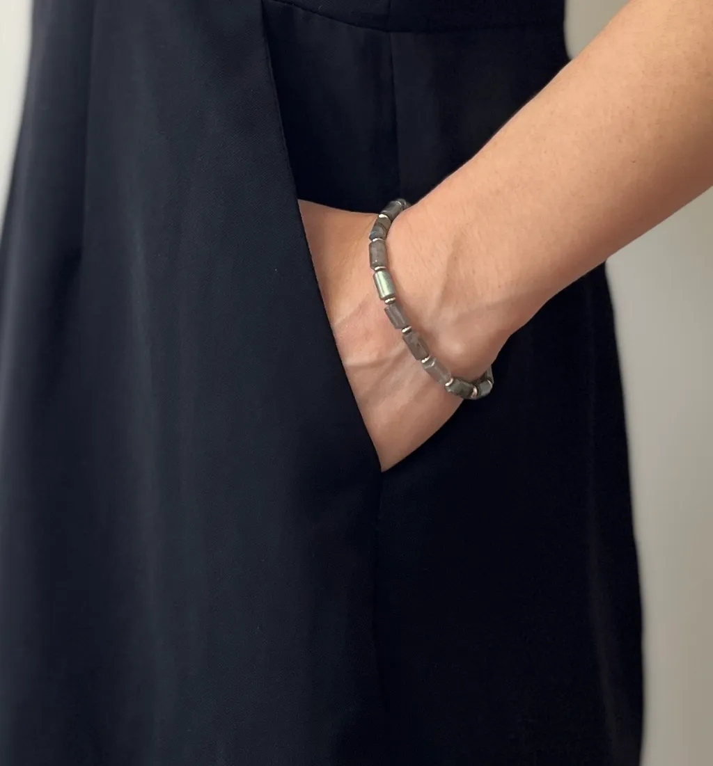 Roxane手鍊以圓柱狀拉長石與黑色尖晶石組成，配戴展示圖