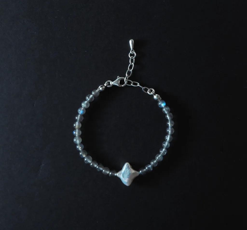 Selene手鍊以閃耀著藍光的拉長石與星型珍珠組成，如同北極光中的閃耀的一顆星