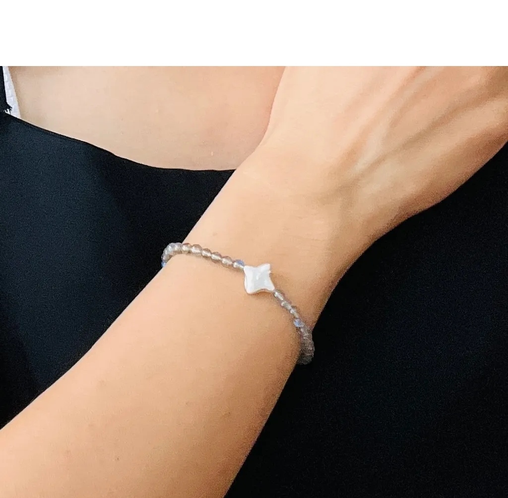 Selene手鍊以閃耀著藍光的拉長石與星型珍珠組成, 配戴展示圖