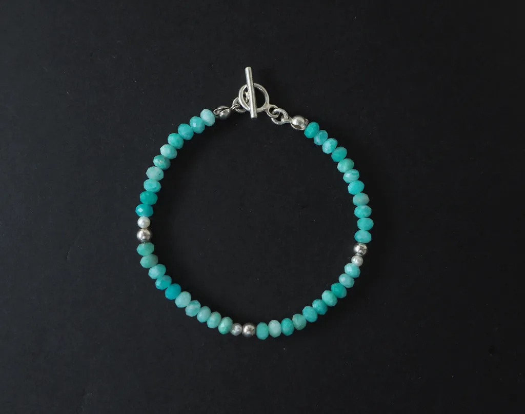 Ysaline天河石手鍊，藍綠色切面天河石搭配米粒珍珠與銀珠，如荒野中的河流般清新自然