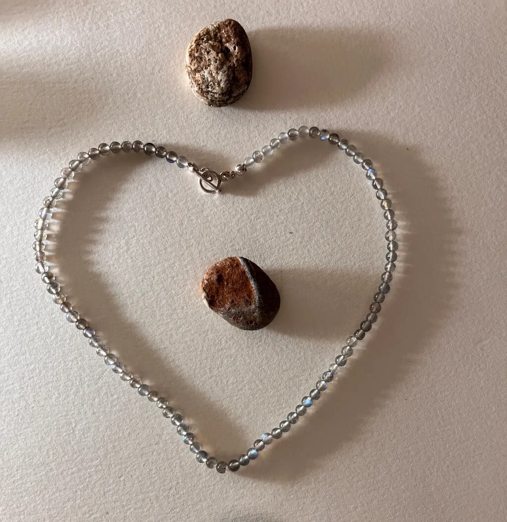 Soraya拉長石項鍊，它的藍光蘊含著神祕的能量