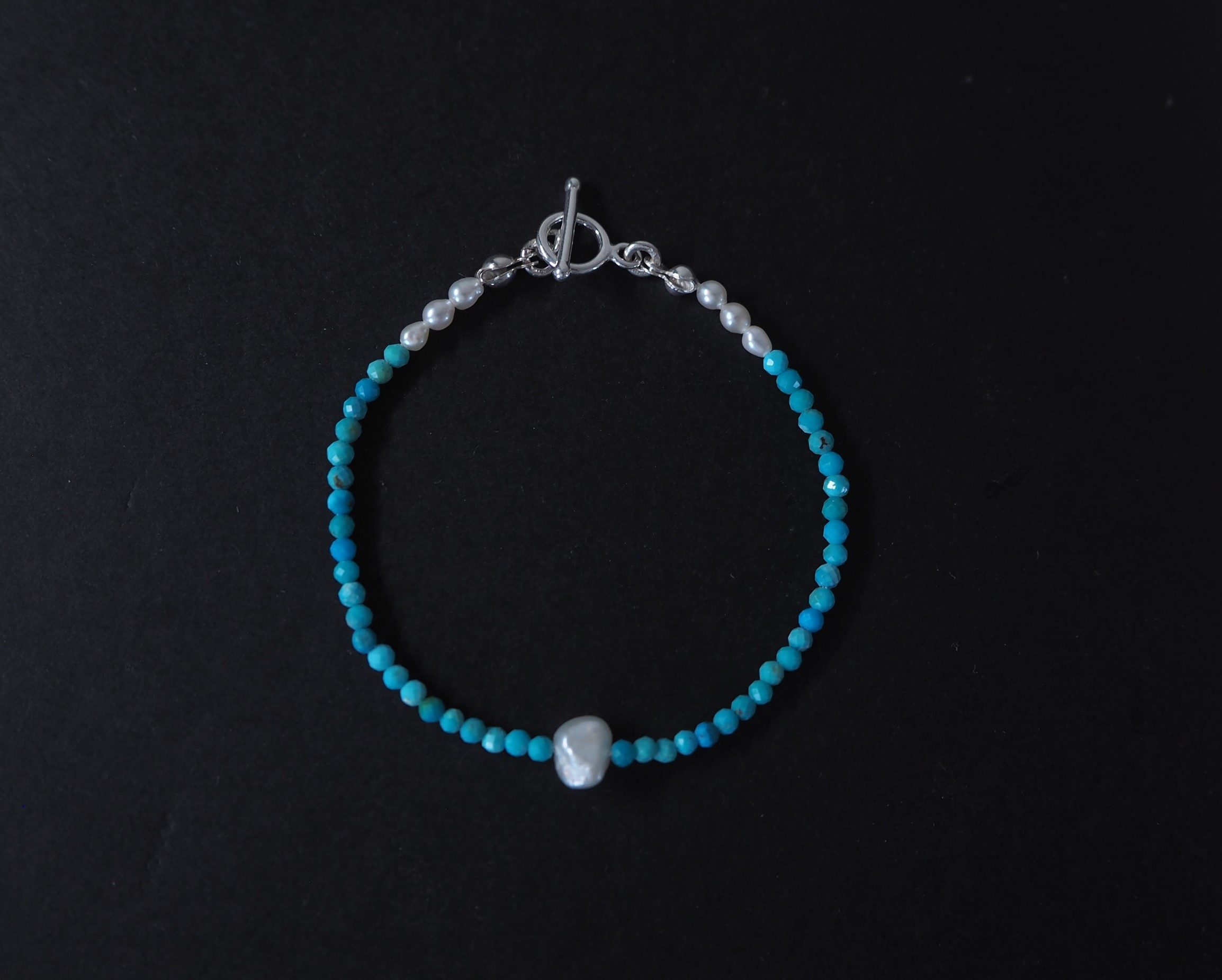 Sierra手鍊由綠松石與米粒珍珠串成，中央點綴一顆巴洛克珍珠，簡約卻富有靈魂