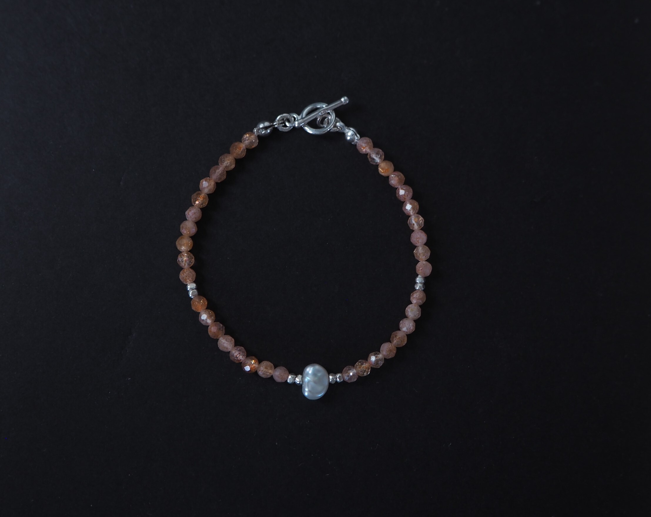 Solène太陽石手鍊, 黑色背景特寫圖