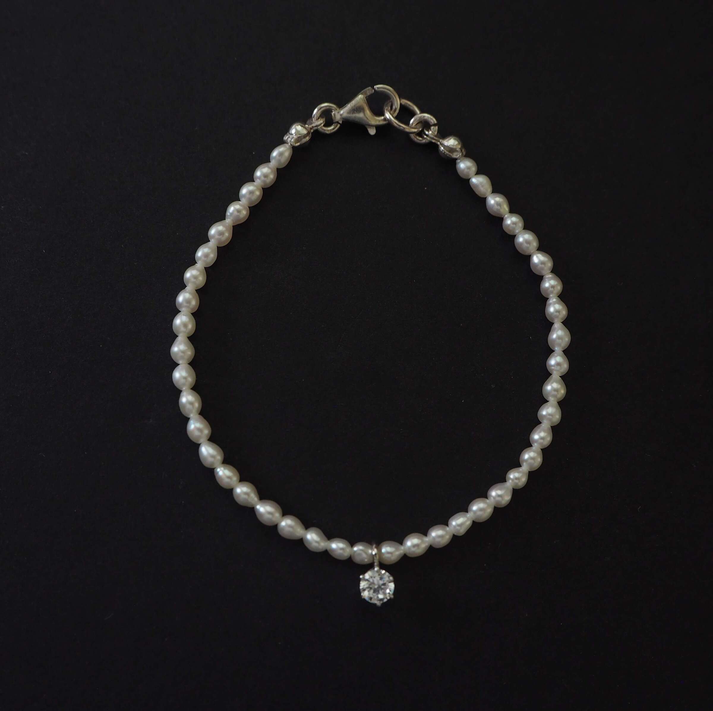 ete手鍊以米粒珍珠搭配鋯石與925銀扣，展現夏日清新。