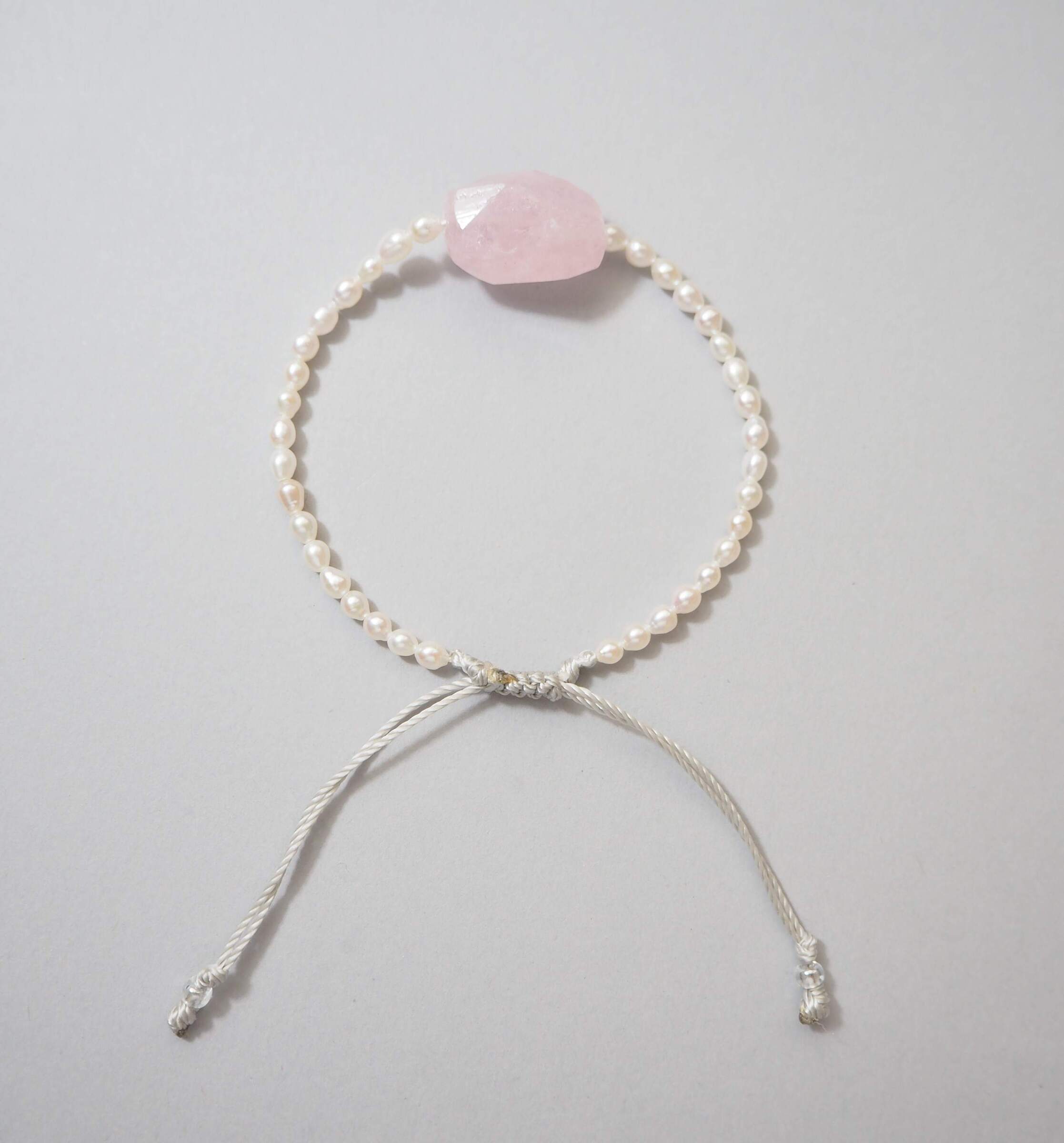 Sophie手鍊由摩根石搭配米粒珍珠，風格簡約柔和。