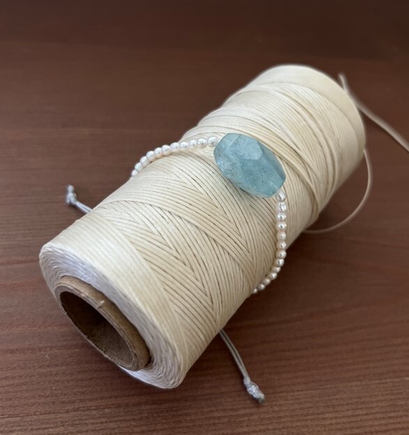 Sirena手鍊以海藍寶與米粒珍珠編織而成, 帶有幸運的能量與自由的氣息。