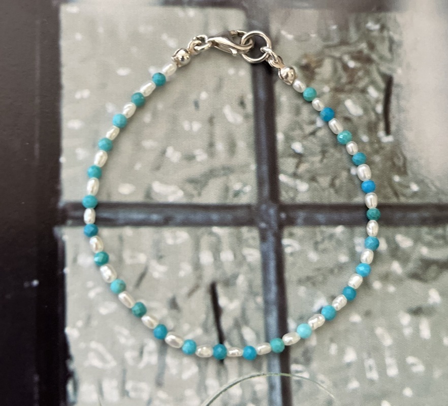 zoe綠松石珍珠手鍊, 以細緻的藍色綠松石與淡水米粒珍珠串起夏日氣息.