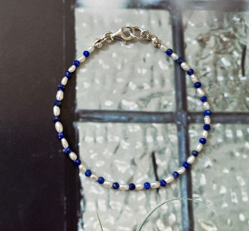 viviane青金石珍珠手鍊, 由深藍色青金石與淡水米粒珍珠交錯而成, 帶有靈性的質感