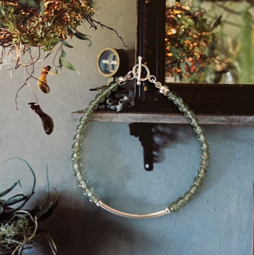 emeraude綠色石榴石手鍊以翠綠的寶石與銀管串成, 帶有新生與豐盛的寓意。