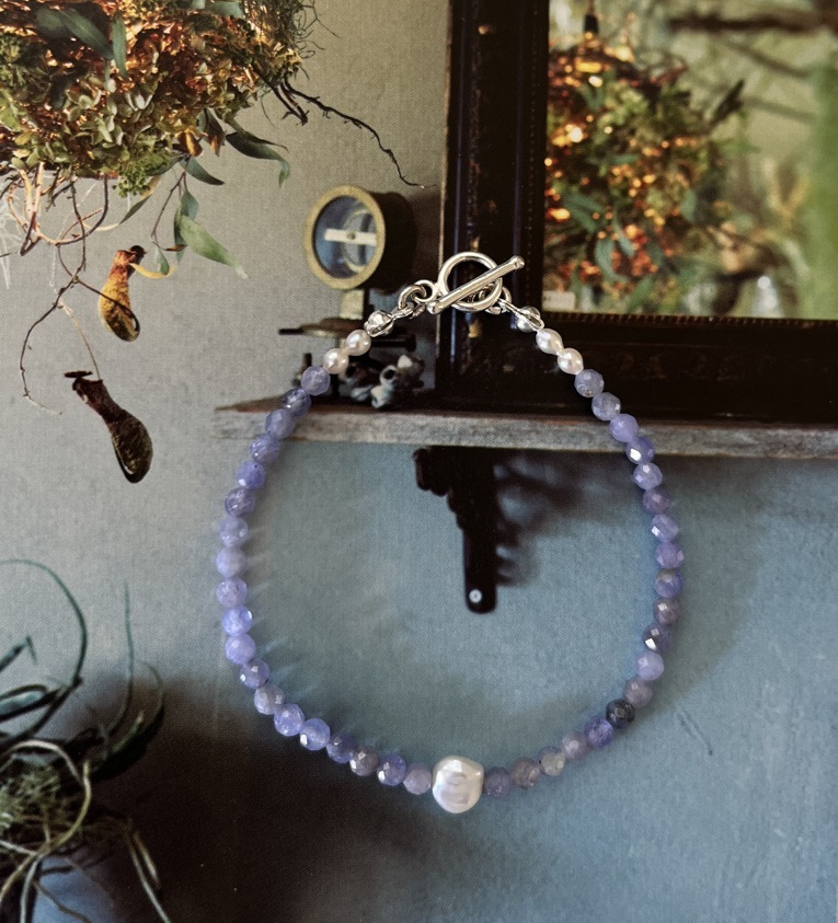 Tanya坦桑石手鍊以藍紫色坦桑石搭配巴洛克珍珠，展現優雅靜謐的風格