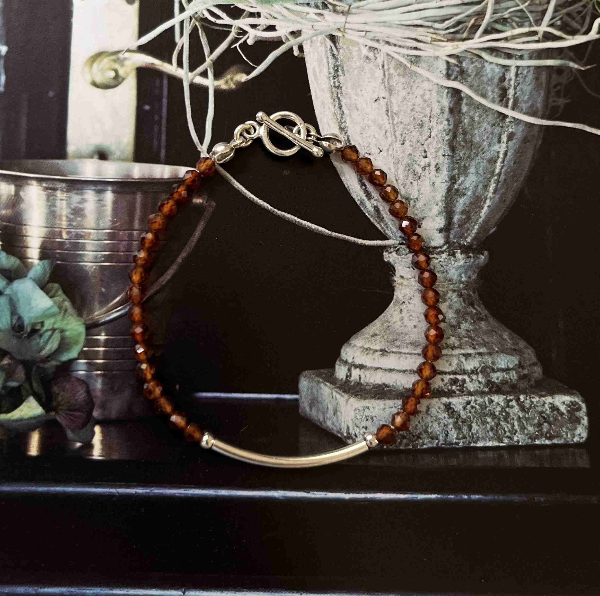 scarlett手鍊以火紅色的石榴石搭配銀管, 風格優雅.